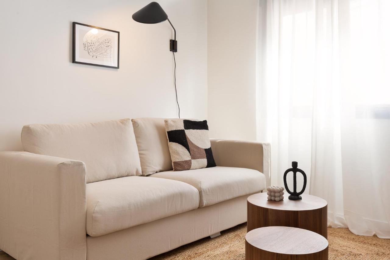 Urban Chill Apartments By Olala Homes โอสปิตาเล็ต เดอ โยเบรกัต ภายนอก รูปภาพ